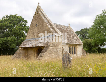 Coro chiesa di Tutti i Santi, Leigh, Wiltshire, Inghilterra, Regno Unito al resto dell'edificio fu ricostruito su un terreno più asciutto Foto Stock