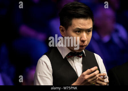 Xiao Guodong della Cina i gessi spunto come egli ritiene che un colpo di Martin Gould di Inghilterra nel loro quarto round corrispondere durante il 2017 uk Betway Champions Foto Stock