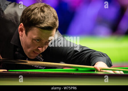 Ricky Walden di Inghilterra gioca un colpo a Shaun Murphy di Inghilterra nel loro quarto round corrispondere durante il 2017 Betway UK Championship Snooker tournament Foto Stock