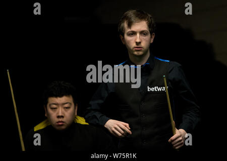 Scott Donaldson della Scozia ritiene un colpo a Li appendere della Cina nella loro 1/16 partita finale durante il 2017 Betway UK Championship Snooker torneo che ho Foto Stock