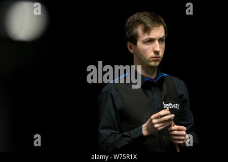 Scott Donaldson della Scozia chalks spunto come egli ritiene che un colpo a Li appendere della Cina nella loro 1/16 partita finale durante il 2017 Betway campionato britannico Foto Stock