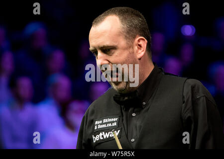 Mark Williams del Galles reagisce come egli ritiene che un colpo di Ryan giorno del Galles nel loro 1/16 partita finale durante il 2017 Betway UK Championship Snooker tou Foto Stock