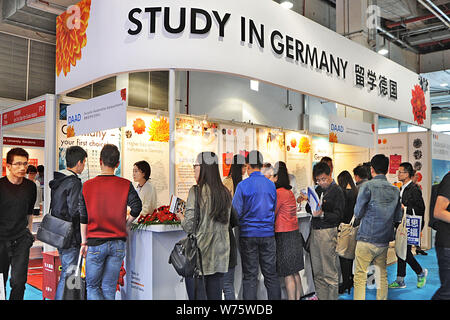 --FILE -- la gente visita uno stand nello spazio espositivo per la Germania durante il 2015 la Cina istruzione Expo (CEE) in Cina a Shanghai, 31 ottobre 2015. Di più Foto Stock