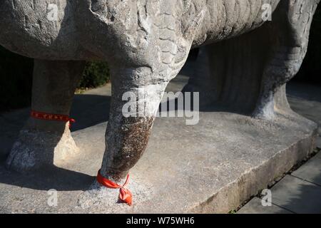 --FILE--le gambe di una scultura in pietra di Qilin sono visti al le Tombe Ming, una raccolta di mausolei costruito dagli imperatori della dinastia Ming di Foto Stock