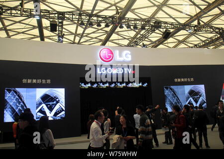 --FILE--i visitatori guardano OLED 4K televisori LG sul display durante l'apparecchio & Electronics World Expo 2016 (AWE 2016) in Cina a Shanghai, 9 Marc Foto Stock