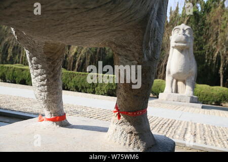 --FILE--le gambe di una scultura in pietra di Qilin sono visti al le Tombe Ming, una raccolta di mausolei costruito dagli imperatori della dinastia Ming di Foto Stock