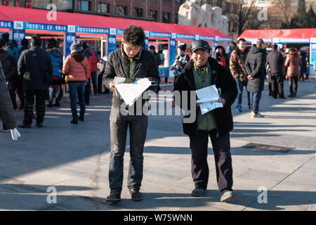 --FILE--Cinese in cerca di lavoro cerca di occupazione a una fiera del lavoro nel Distretto di Tongzhou, Pechino, Cina, 6 dicembre 2017. La Cina del mercato del lavoro è rimasto Foto Stock