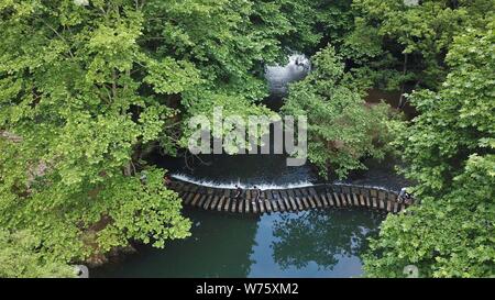 (190805) -- PECHINO, Agosto 5, 2019 (Xinhua) -- foto aerea adottate il 27 Maggio 2019 mostra i turisti che visitano Aha Lake National Wetland Park nella città di Guiyang, capitale del sud-ovest della Cina di Guizhou. Guizhou, una provincia senza sbocco sul mare nel sud-ovest della Cina, vanta di sé con grandi aree montuose e colline, che rappresentano il 92,5 per cento della provincia è totale. Come una zona pilota nazionale di civiltà ecologica, Guizhou ha negli ultimi anni è stata impegnata a sviluppare se stesso in una destinazione turistica di turismo di montagna per essere conosciuta in tutto il mondo. Lo sviluppo verde è diventato un nome carta per Guiz Foto Stock