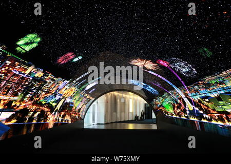 Vista del più grande del mondo OLED tunnel al Cantone di Torre nella città di Guangzhou, Cina del sud della provincia di Guangdong, 30 novembre 2017. Il più grande del mondo O Foto Stock