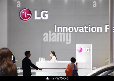 --FILE -- la gente visita lo stand di LG durante il XVII Shanghai industria automobilistica internazionale mostra, noto anche come Auto Shanghai 2017, Shang Foto Stock