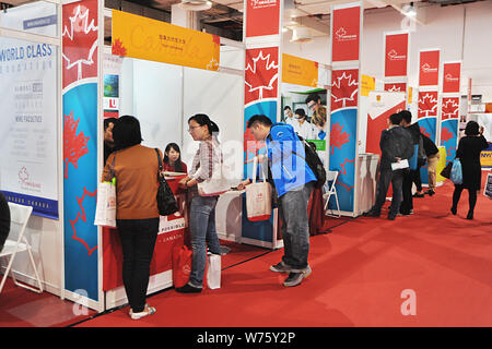--FILE -- la gente visita stand nello spazio espositivo per il Canada durante il 2015 la Cina istruzione Expo (CEE) in Cina a Shanghai, 31 ottobre 2015. Più t Foto Stock