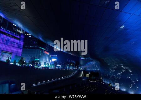 Blade Runner-esque vista dal neo-futuristico design Dongdaemun Plaza sulla circostante facciate al neon, nel maggio 2019. | Utilizzo di tutto il mondo Foto Stock