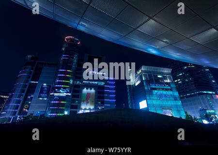 Blade Runner-esque vista dal neo-futuristico design Dongdaemun Plaza sulla circostante facciate al neon, nel maggio 2019. | Utilizzo di tutto il mondo Foto Stock