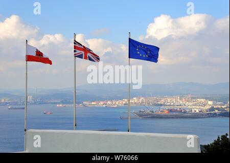 British, Gibilterra e Unione europea bandiere su Gibilterra Gennaio 2019 | Utilizzo di tutto il mondo Foto Stock