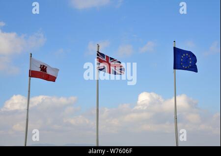 British, Gibilterra e Unione europea bandiere su Gibilterra Gennaio 2019 | Utilizzo di tutto il mondo Foto Stock