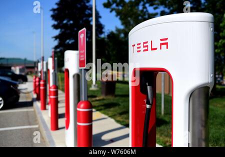 Un veicolo elettrico stazione di carica di Tesla in corrispondenza di una zona di servizio dell'Autostrada Interstatale 95 vicino Kennebunk nello stato del Maine (USA), 20 luglio 2019. | Utilizzo di tutto il mondo Foto Stock