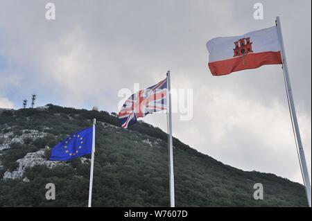 British, Gibilterra e Unione europea bandiere su Gibilterra Gennaio 2019 | Utilizzo di tutto il mondo Foto Stock