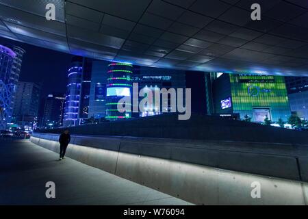 Blade Runner-esque vista dal neo-futuristico design Dongdaemun Plaza sulla circostante facciate al neon, nel maggio 2019. | Utilizzo di tutto il mondo Foto Stock