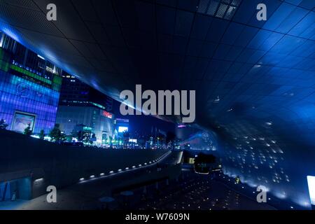 Blade Runner-esque vista dal neo-futuristico design Dongdaemun Plaza sulla circostante facciate al neon, nel maggio 2019. | Utilizzo di tutto il mondo Foto Stock