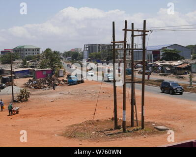 Scena di strada ad Accra, capitale del Ghana, nel mese di agosto 2018. | Utilizzo di tutto il mondo Foto Stock