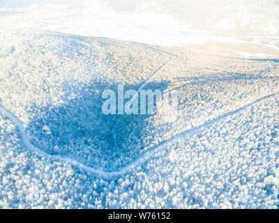 Paesaggio di montagna ricoperta di neve nella città di Arxan, nel nord della Cina di Mongolia Interna Regione Autonoma, 5 dicembre 2017. Foto Stock