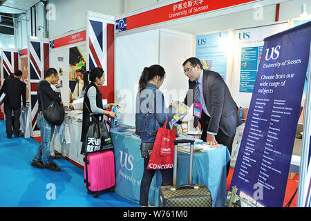 --FILE -- la gente visita stand nello spazio espositivo per gli Stati Uniti d America durante il 2015 la Cina istruzione Expo (CEE) in Cina a Shanghai, 31 ottobre 2015. Foto Stock