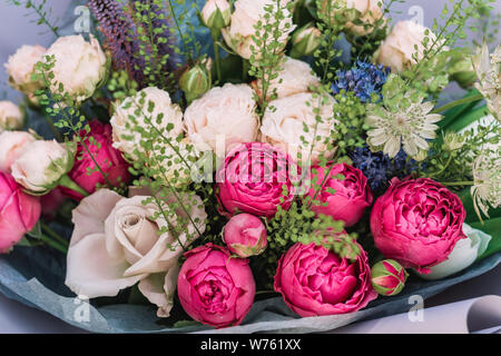Bouquet di fiori. Close-up. Bouquet nozze con rose. Bouquet colorato di diversi fiori freschi. Foto Stock