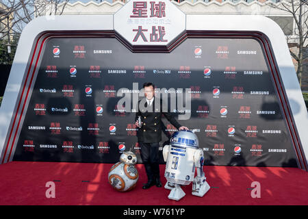 Hong Kong attore e cantante Louis Koo pone come egli arriva sul tappeto rosso per la Cina premiere del film "Guerre Stellari: ultimi Jedi', anche noto Foto Stock