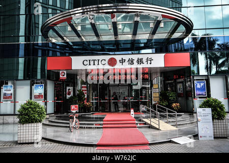 --FILE--Vista di un ramo della Cina CITIC Bank in città di Guangzhou, Cina del sud della provincia di Guangdong, 31 ottobre 2017. La lunga attesa di ristrutturazione Foto Stock