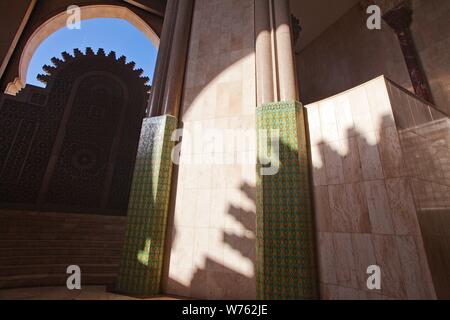 --FILE--Vista interna del Marocco la più grande moschea, Moschea Hassan II, in Casablanca, Marocco, 17 novembre 2017. La Moschea di Hassan II o il Grande moschea Foto Stock