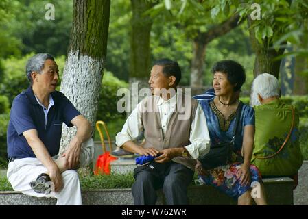 --FILE--locali anziani chat come si riposano in un parco in Yichang city, centrale cinese della provincia di Hubei, 15 giugno 2015. Della Cina di popolazione anziana ho Foto Stock