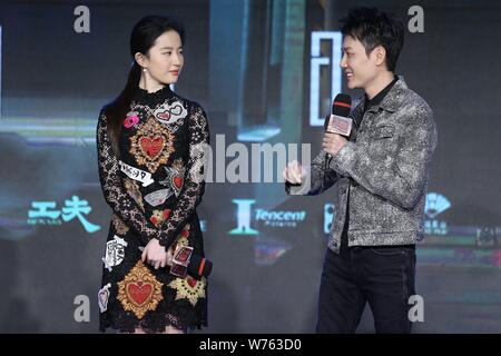 Attrice cinese Liu Yifei, destra e attore cinese Feng Shaofeng partecipare ad una conferenza stampa per il loro film 'Hanson e la Bestia' a Pechino, Cina Foto Stock