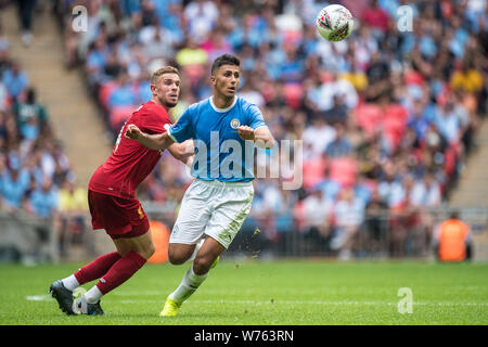 Londra, Inghilterra - agosto 04: Andy Lonergan di Liverpool e Rodrigo "Rodri" Hernández Cascante del Manchester City durante la comunità fa scudo match tra Liverpool e Manchester City a Wembley Stadium Il 4 agosto 2019 a Londra, Inghilterra. (Foto di Sebastian Frej/MB Media) Foto Stock