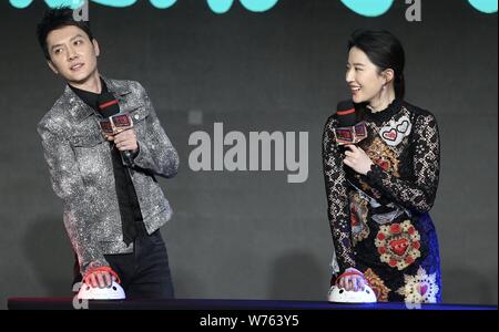 Attrice cinese Liu Yifei, destra e attore cinese Feng Shaofeng partecipare ad una conferenza stampa per il loro film 'Hanson e la Bestia' a Pechino, Cina Foto Stock