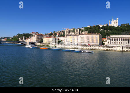 Un cargo carico riverboat rende la sua strada verso il fiume Saone nel cuore della città francese di Lione Foto Stock