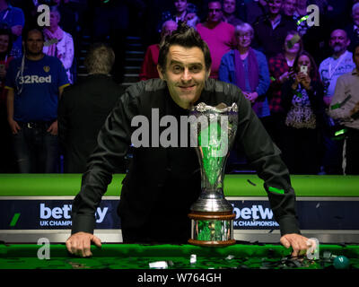 Ronnie O'Sullivan di Inghilterra pone per le foto con il suo trofeo dopo la sconfitta di Shaun Murphy di Inghilterra in loro corrispondenza finale durante il 2017 Betway UK C Foto Stock