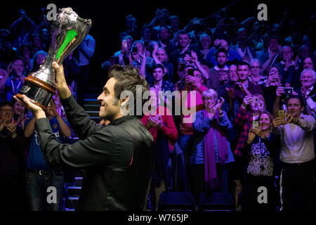 Ronnie O'Sullivan di Inghilterra pone con il suo trofeo dopo la sconfitta di Shaun Murphy di Inghilterra in loro corrispondenza finale durante il 2017 Betway campionato britannico Foto Stock