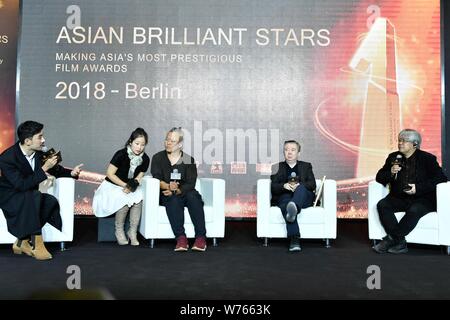 Sud regista coreano Kim Ki-duk, centro e giapponese il direttore di programma Shozo Ichiyama, destra, partecipare a un evento di Premiere per l' Asian stelle brillanti Foto Stock