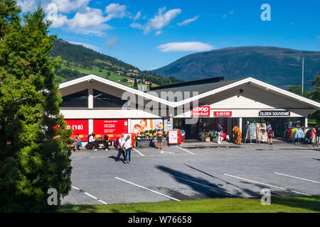 Norvegia, Olden - 1 Agosto 2018: Olden vista città con negozi e persone, paesaggio di montagna vicino a Nordfjord Foto Stock