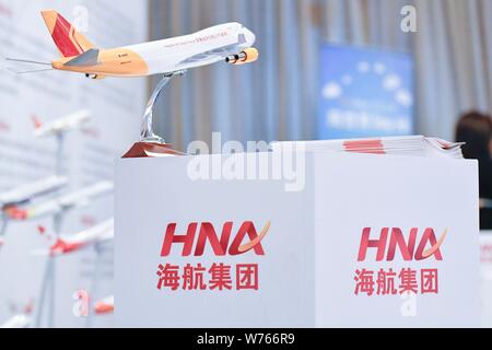 --FILE--Logos di HNA Group sono illustrati a Pechino in Cina, 28 novembre 2017. Indebitati HNA Gruppo ha promesso alcuni della sua partecipazione in Postal Savings Bank Foto Stock