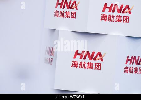 --FILE--Logos di HNA Group sono illustrati a Pechino in Cina, 28 novembre 2017. Indebitati HNA Gruppo ha promesso alcuni della sua partecipazione in Postal Savings Bank Foto Stock