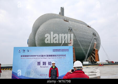 Vista della cerimonia di consegna per il primo al mondo due mega-C-tipo serbatoi per 85.000 metri cubi VLEC progettato e fabbricato da Jiangsu Watt off Foto Stock