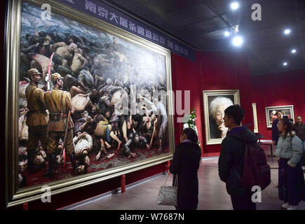 I visitatori guardano alla pittura ad olio "Nanjing massacro" dagli Stati Uniti-basato artista cinese Li Zijian sulla Cina del quarto National Memorial Day per il massacro di Nanjing Foto Stock