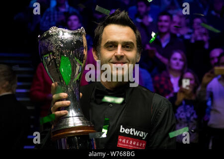 Ronnie O'Sullivan di Inghilterra pone con il suo trofeo dopo la sconfitta di Shaun Murphy di Inghilterra in loro corrispondenza finale durante il 2017 Betway campionato britannico Foto Stock