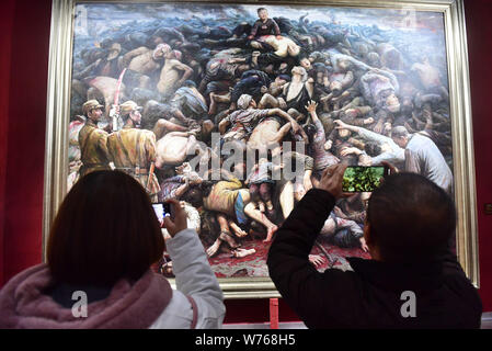 I visitatori di scattare delle foto della pittura di olio "Nanjing massacro" dagli Stati Uniti-basato artista cinese Li Zijian sulla Cina del quarto National Memorial Day per Nanjing M Foto Stock