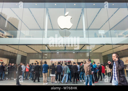 --FILE--i clienti cinesi di attendere in linea per comprare un nuovo iPhone X smartphone nella parte anteriore di un Apple store nella città di Chengdu, a sud-ovest della Cina di provincia di Sichuan, Foto Stock