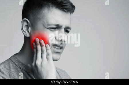 L uomo che soffre di un forte dolore a dente, foto in bianco e nero Foto Stock