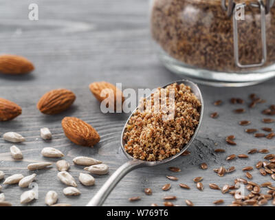 In casa mix LSA in cucchiaio - Semi di lino o semi di lino, semi di girasole e le mandorle. Tradizionale australiana miscela di terreno, fonte di fibra dietetica, proteine, acidi grassi omega. Copia spazio per il testo. Foto Stock