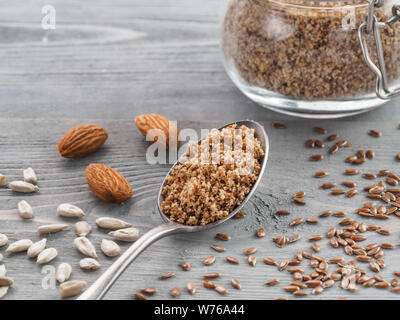 In casa mix LSA in cucchiaio - Semi di lino o semi di lino, semi di girasole e le mandorle. Tradizionale australiana miscela di terreno, fonte di fibra dietetica, proteine, acidi grassi omega. Copia spazio per il testo. Foto Stock