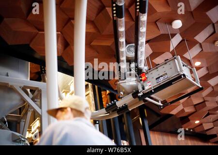 Vista interna del mondo la più grande riserva di Starbucks Roastery in Cina a Shanghai, 6 dicembre 2017. Starbucks è l'apertura di un nuovo stabilimento in Cina th Foto Stock